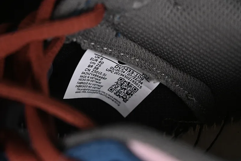 All Categories Nk SB Dunk Series Nk SB Dunk Low High-end Customized Low-top Sneakers C Version Nk Dunk Low Game Theme Black Myth Wukong Auspicious Cloud Dragon Pattern Deconstructed Retro Low-top Casual Sneakers DV2433-109